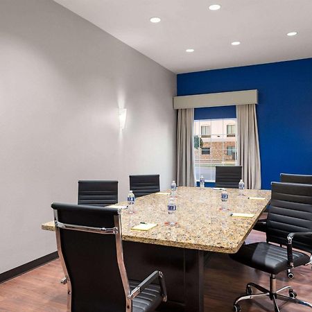 La Quinta By Wyndham Denton - University Drive Esterno foto