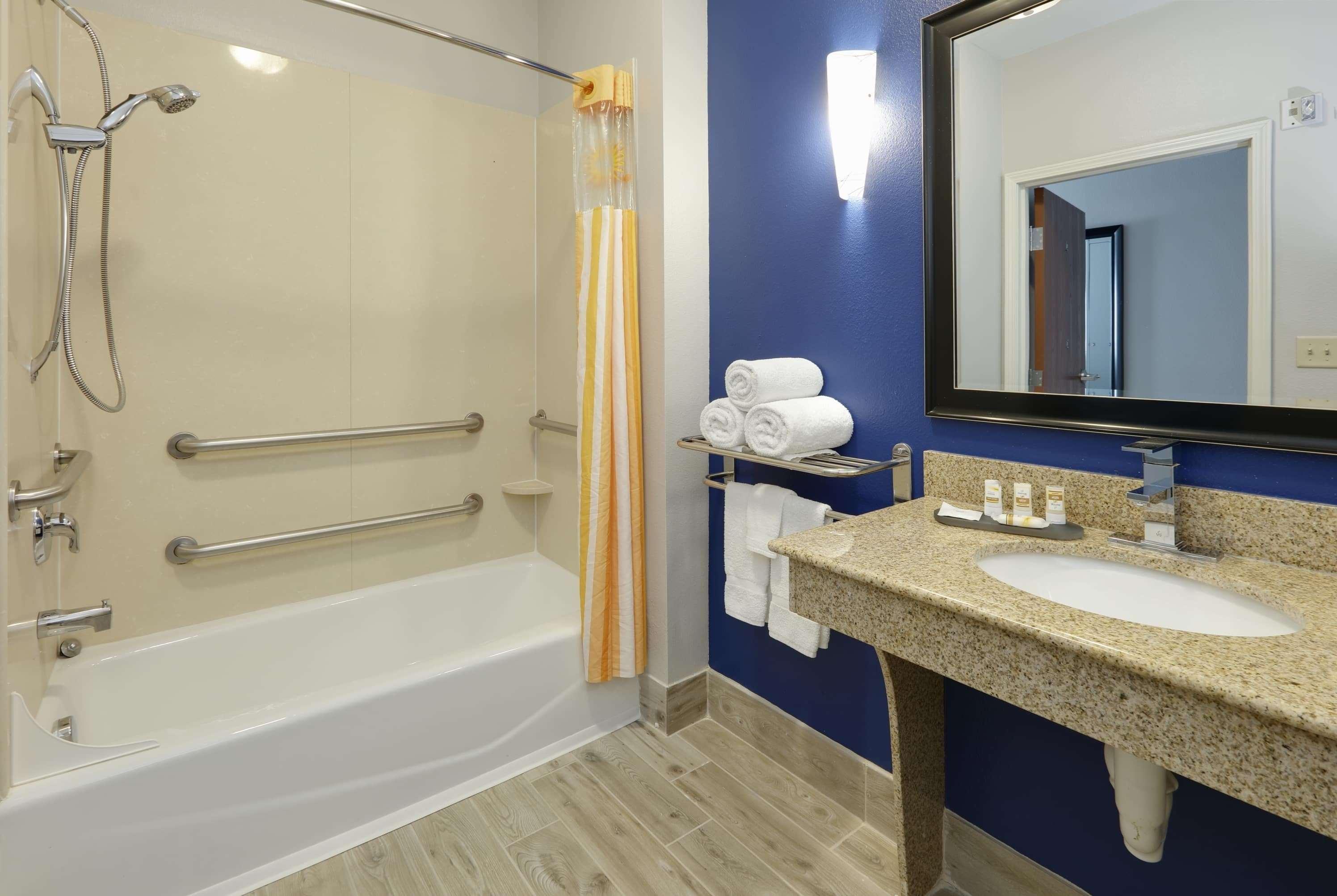 La Quinta By Wyndham Denton - University Drive Esterno foto