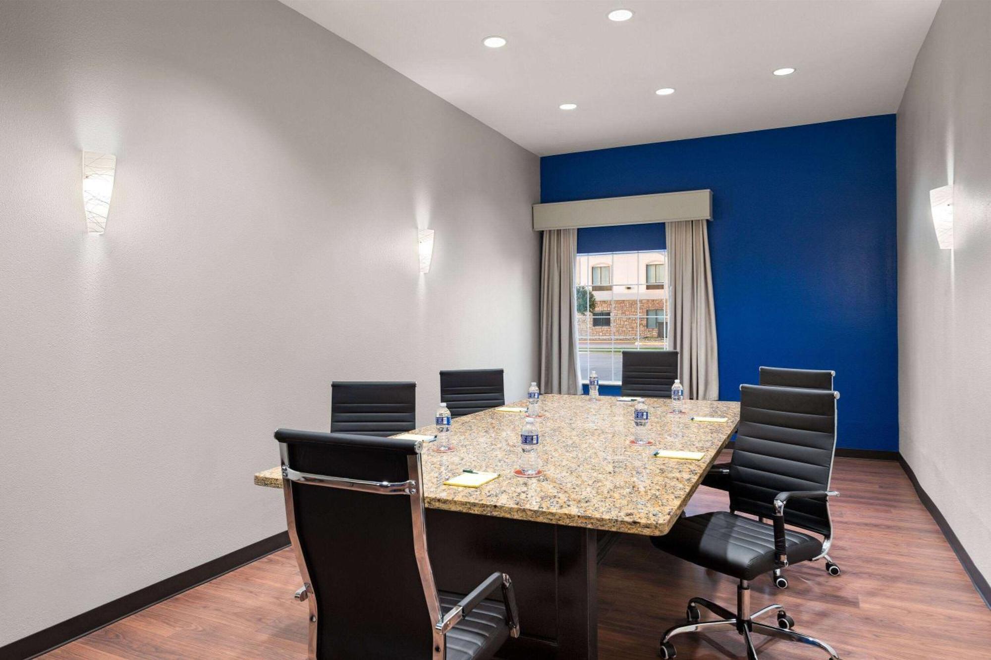 La Quinta By Wyndham Denton - University Drive Esterno foto