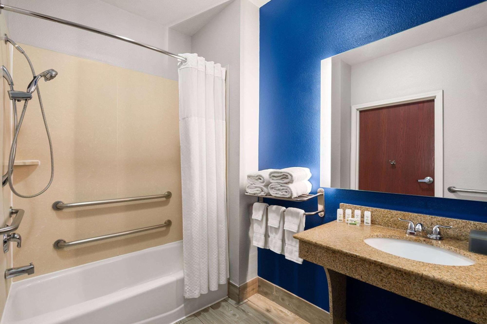 La Quinta By Wyndham Denton - University Drive Esterno foto